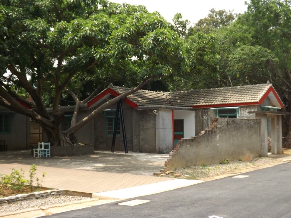 馬祖新村眷村文創園區的圖片：破損紅磚牆及老屋