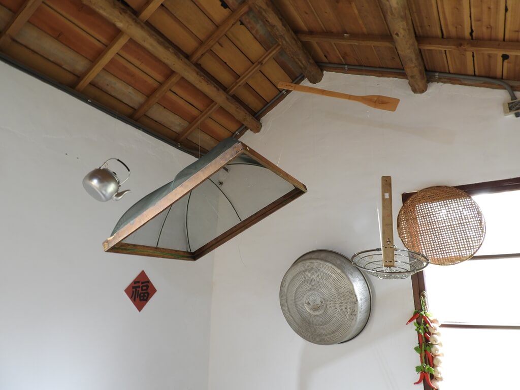 馬祖新村眷村文創園區的圖片：掛在屋頂上半懸空的防蚊網、木製飯匙、水壺