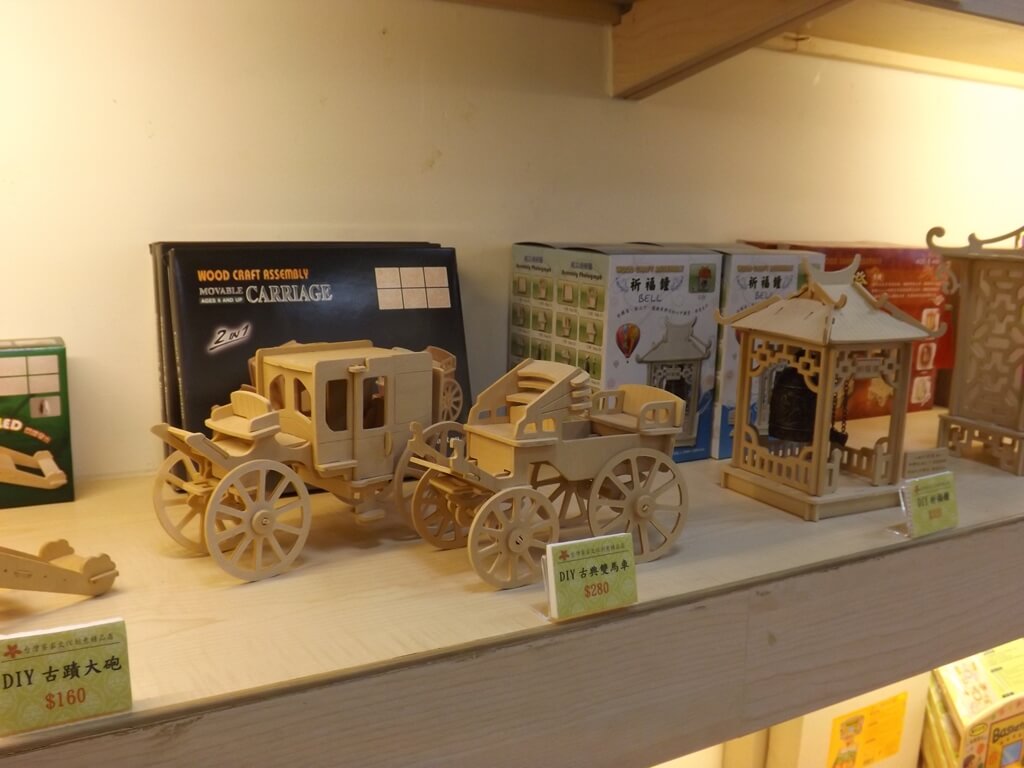 桃園市客家文化館的圖片：木片組合古典馬車