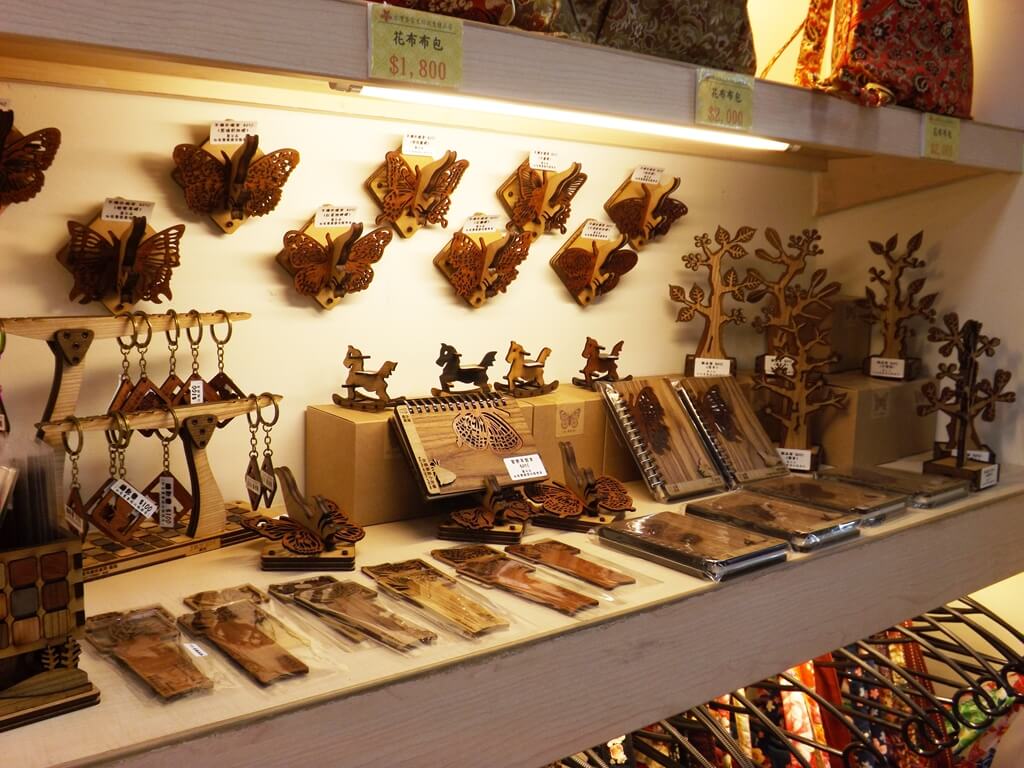 桃園市客家文化館的圖片：木製蝴蝶、鑰匙圈、筆記本