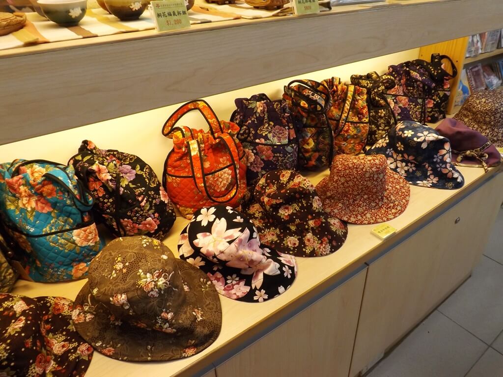 桃園市客家文化館的圖片：許多客家風味花色的包包、帽子