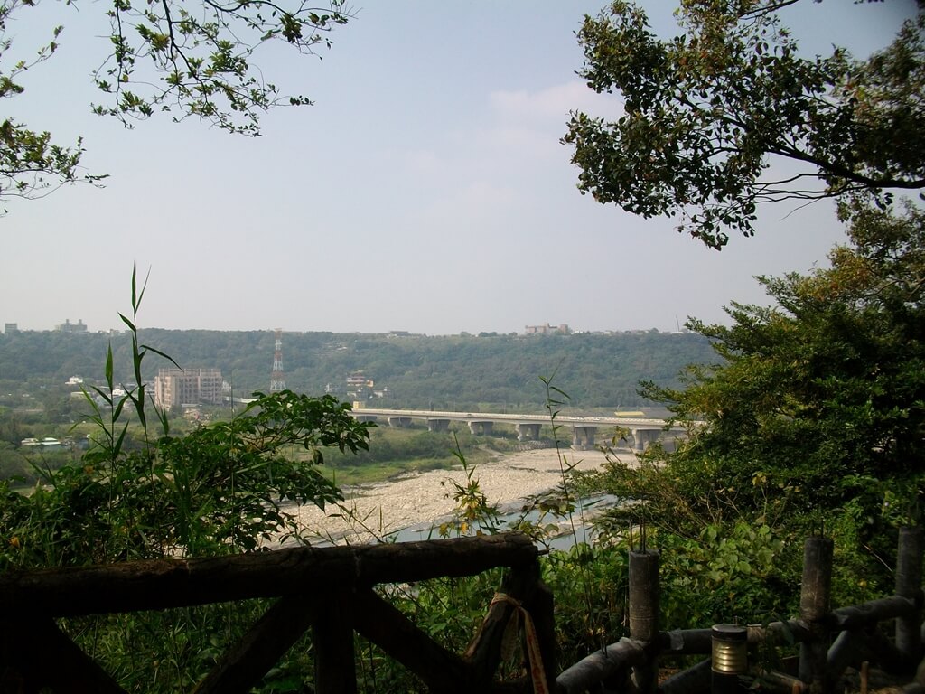 大溪中正公園的圖片：在大溪中正公園眺望大漢溪上的武嶺橋