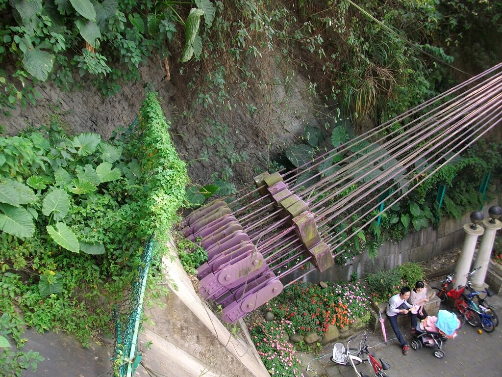 大溪橋的圖片：鋼索固定在靠近大溪中正公園的山壁