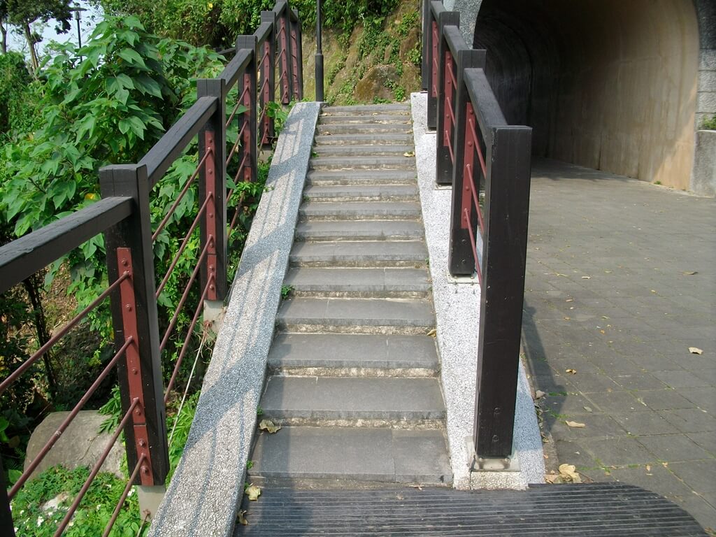 大溪橋的圖片：大慶洞旁的小階梯