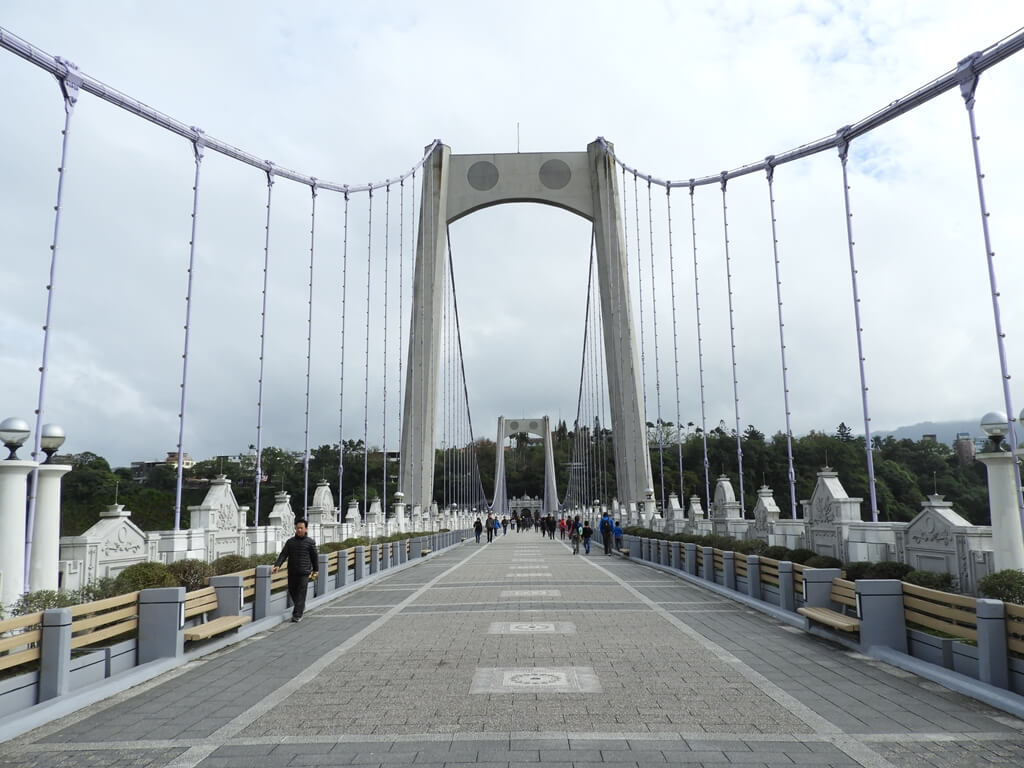 大溪橋的圖片：大溪觀光橋的橋面及高聳的橋柱