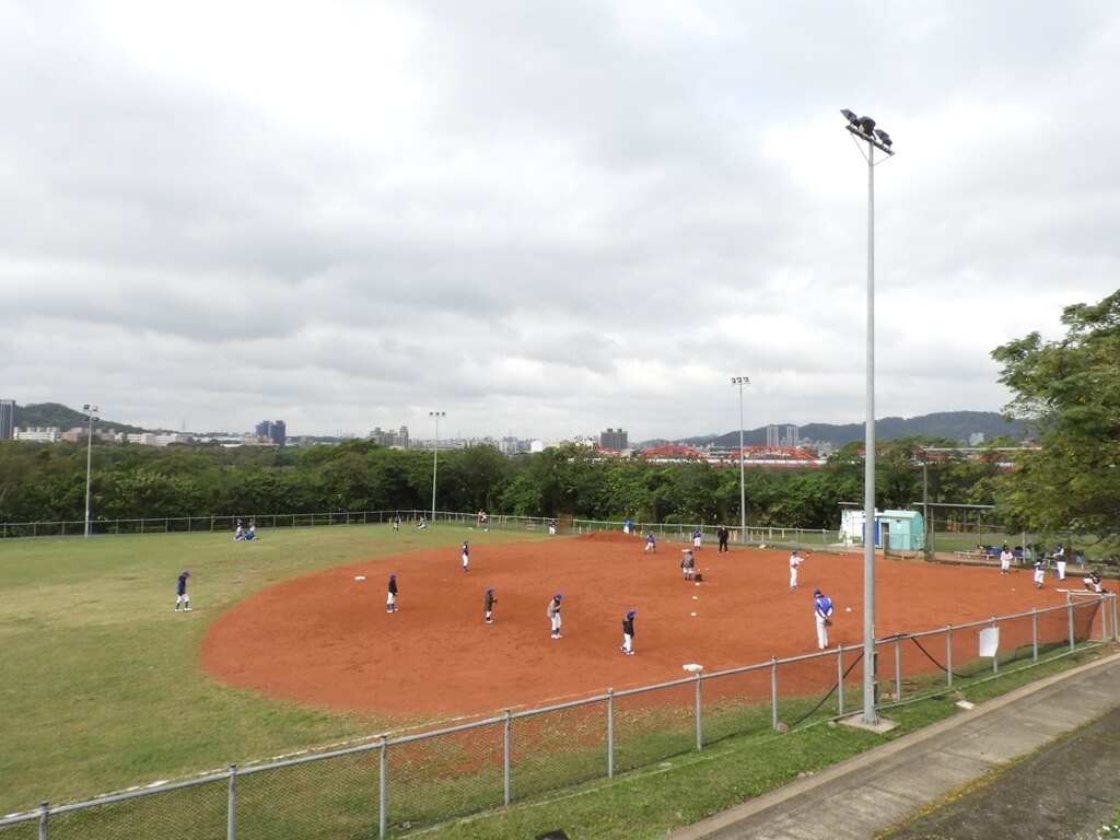 三鶯陶瓷河濱公園的圖片：壘球場上有許多正在練球的兒童壘球隊