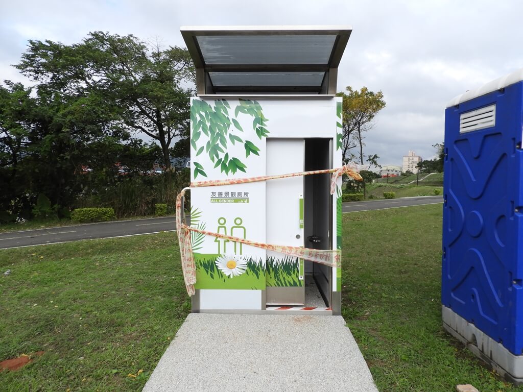 三鶯陶瓷河濱公園的圖片：封著的友善景觀廁所