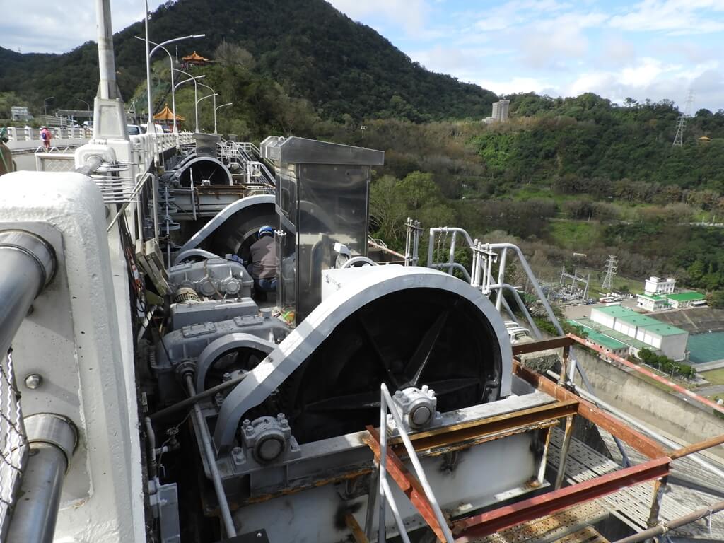 石門水庫風景區的圖片：控制大壩水門開啟關閉的機械結構