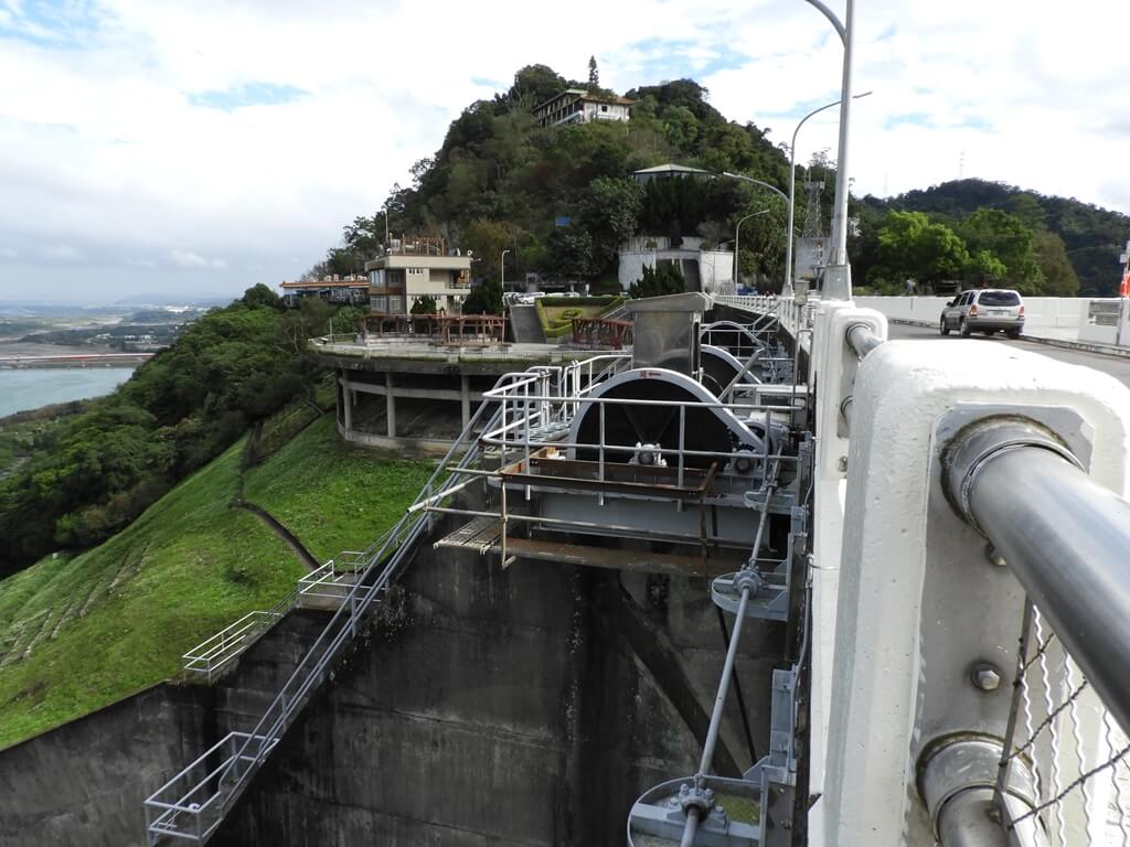 石門水庫風景區的圖片：大壩上的機械與觀洪平台