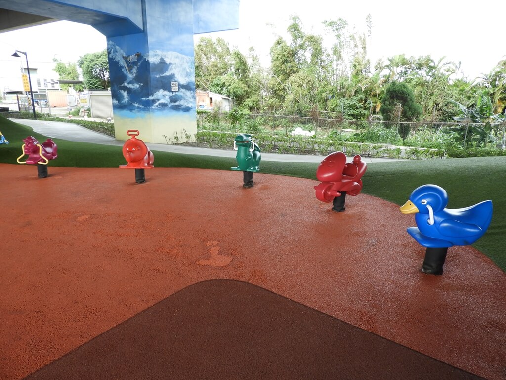 國道二號橋下兒童冒險公園的圖片：搖搖動物遊樂設施