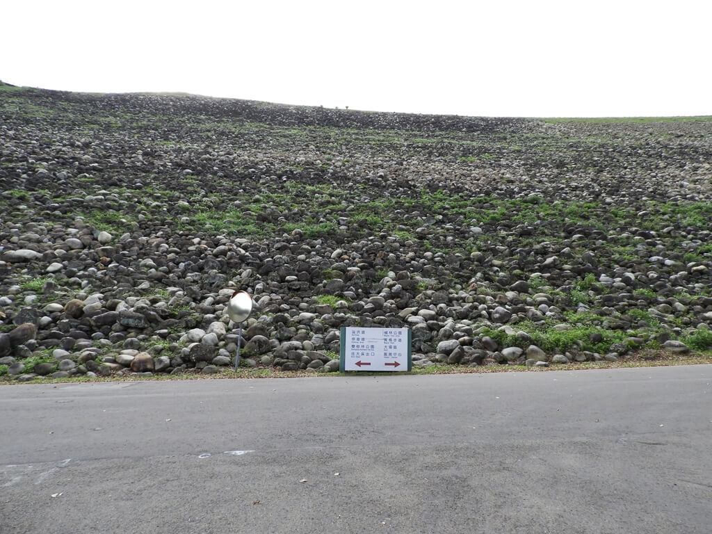 石門水庫風景區的圖片：大霸旁石頭堆及路標
