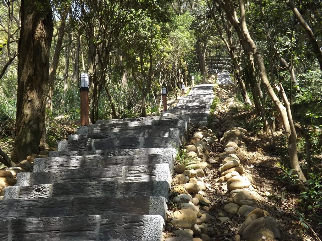楊梅秀才登山步道的圖片：秀才登山步道水泥階梯（123657902）