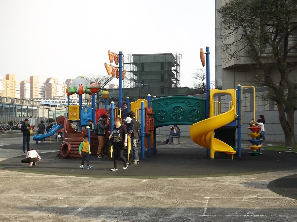 中壢元生公園的圖片：星河親子公園的遊樂設施（123657913）