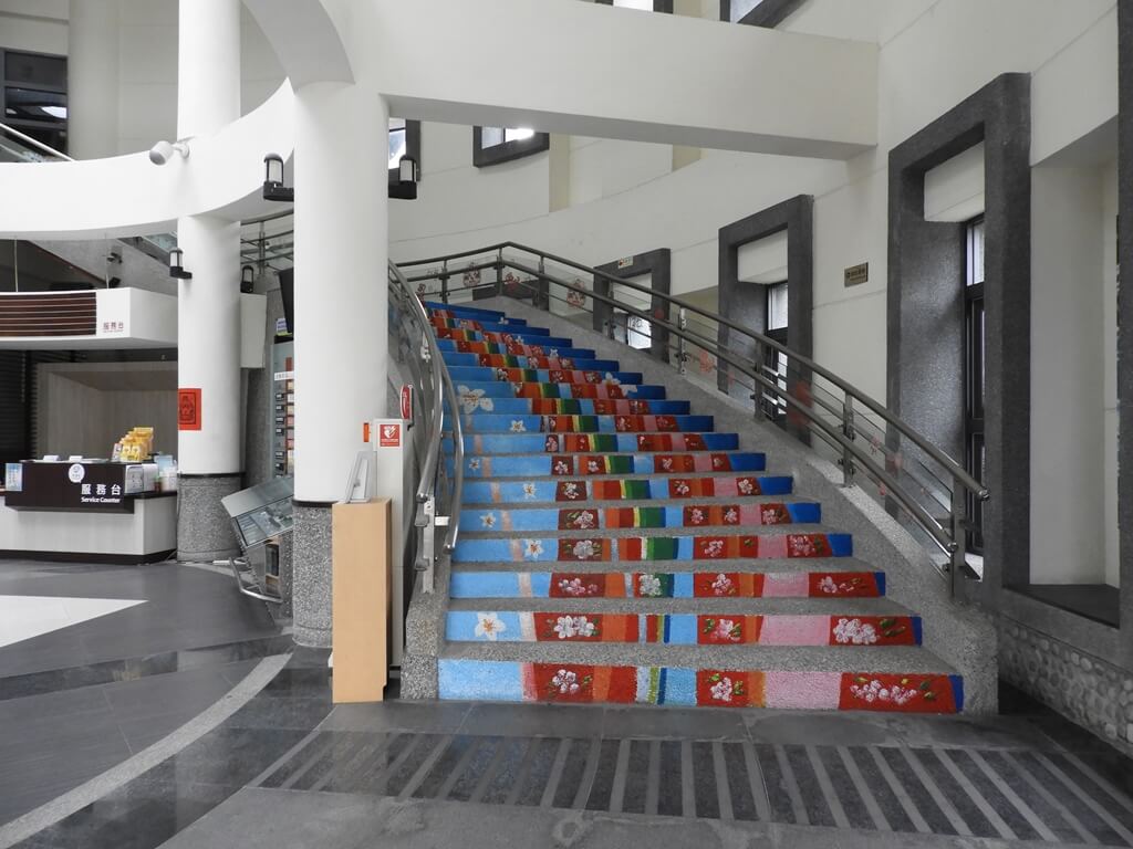 新北市客家文化園區的圖片：圓型建築內的彩色階梯