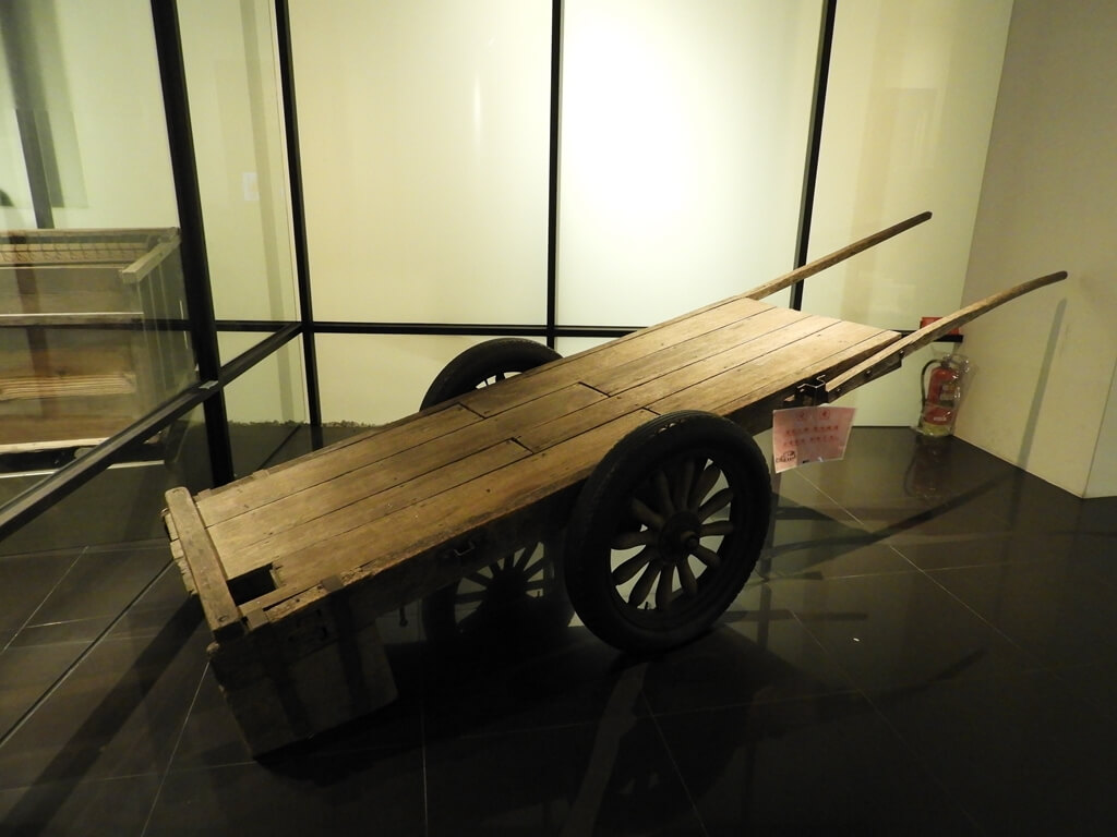 新北市客家文化園區的圖片：木製手拉車