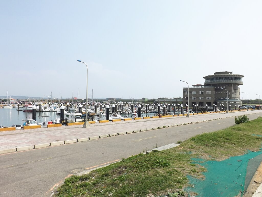竹圍漁港的圖片：遊艇碼頭及桃園漁會大樓