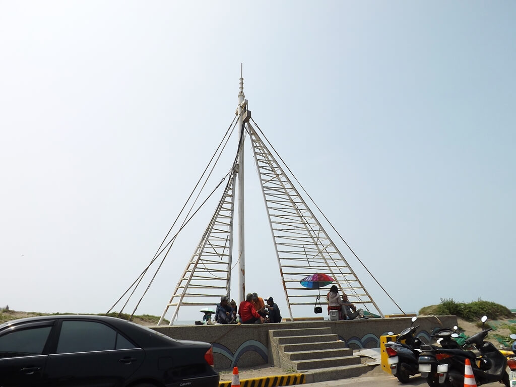 竹圍漁港的圖片：沙灘旁的帆船意象造景