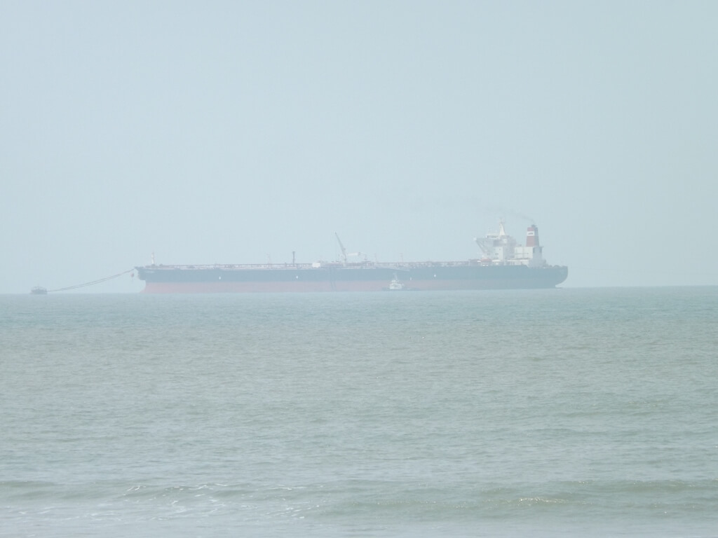 竹圍漁港的圖片：遠方海上的大船，當天空氣有點霧霧的