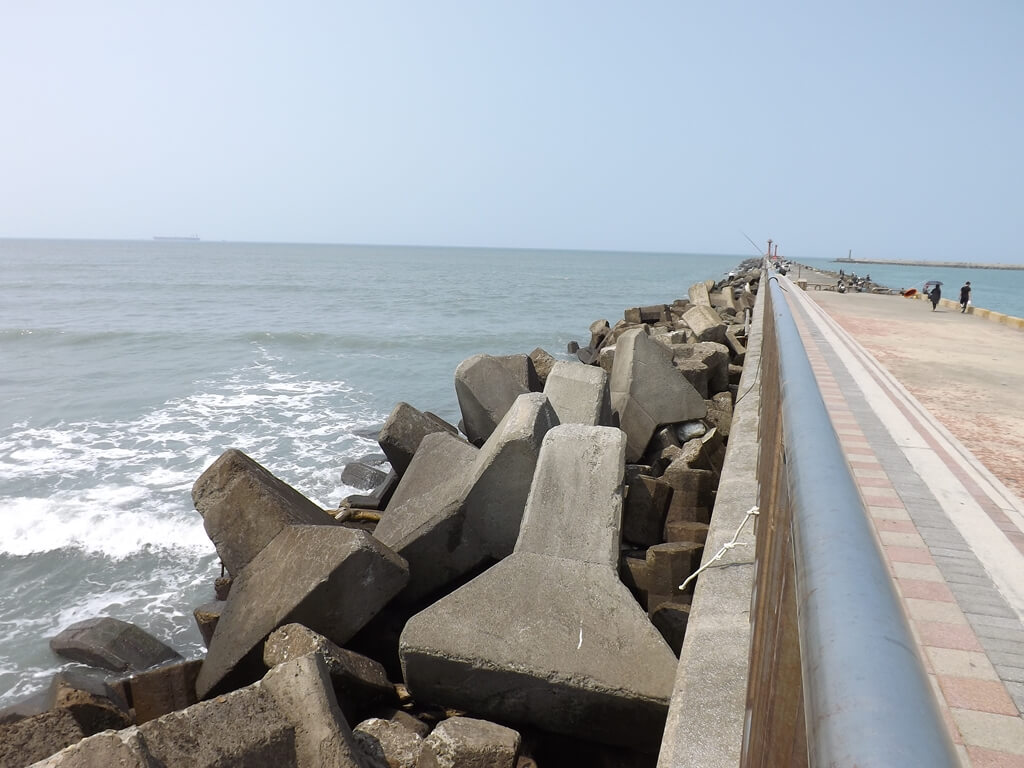 竹圍漁港的圖片：碼頭外的消波塊