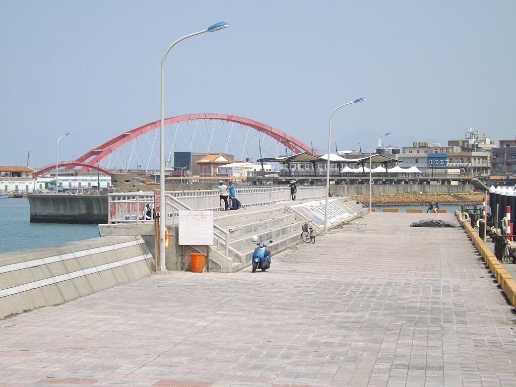 竹圍漁港的圖片：碼頭內看得到小彩虹人行步橋及遠方的彩虹橋
