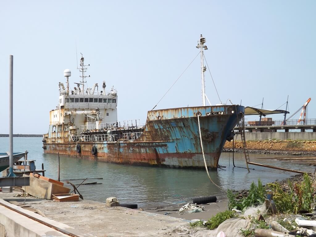 竹圍漁港的圖片：待修的大船