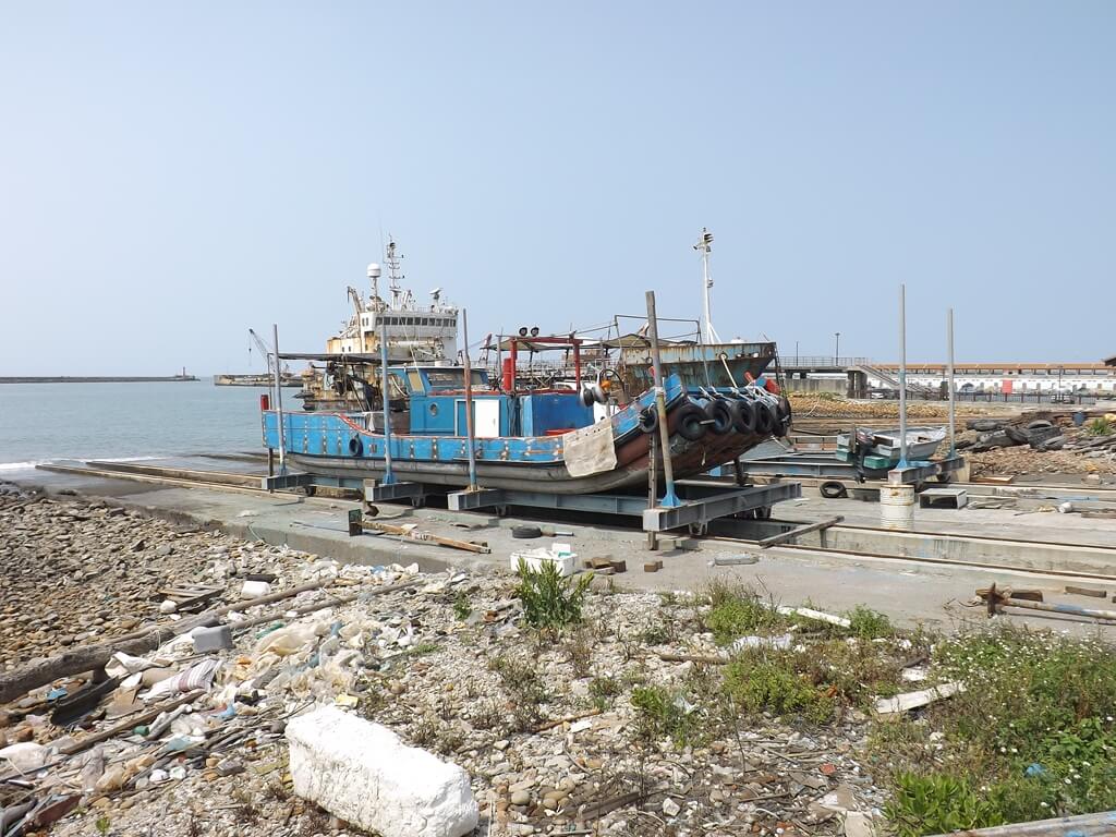 竹圍漁港的圖片：拉上岸的一艘藍色漁船
