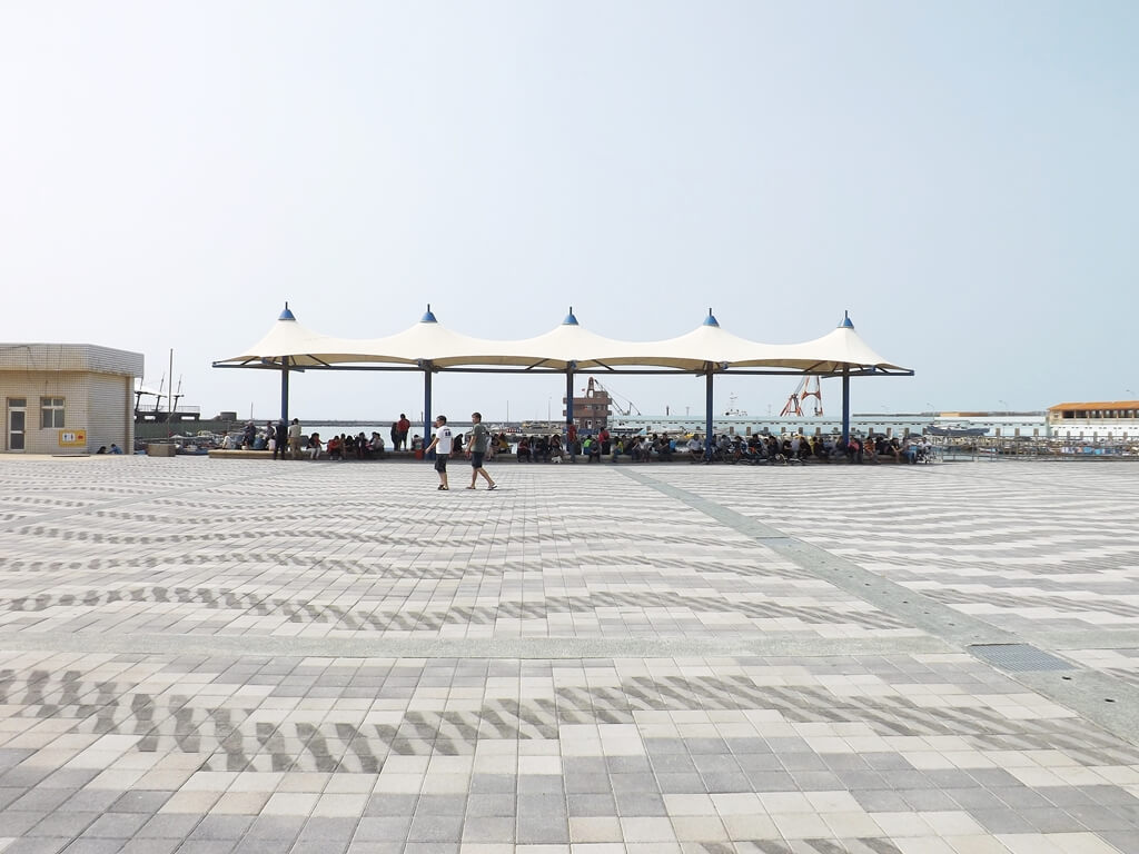 竹圍漁港的圖片：廣場前的遮陽棚
