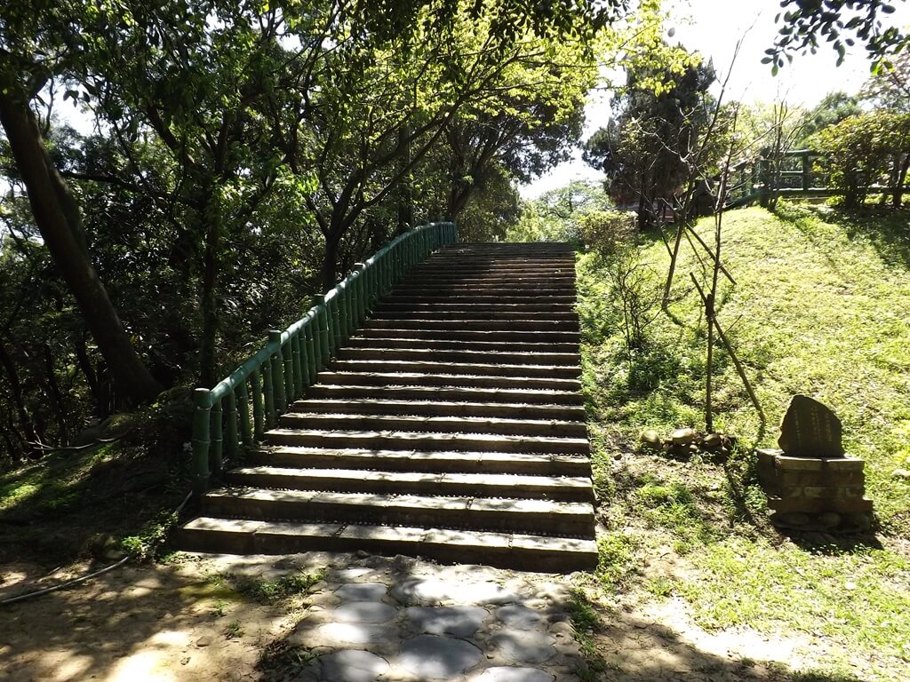 楊梅貴山客家文化公園的圖片：觀音像旁的階梯