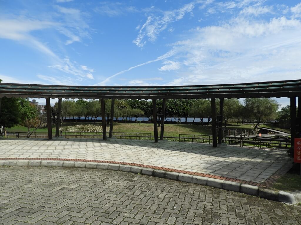 桃園1-4號生態埤塘的圖片：停車場旁的圓弧形觀景台