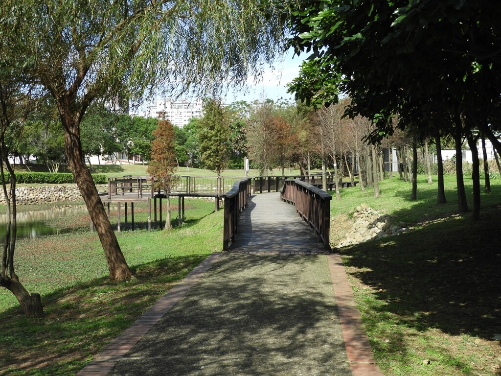 桃園1-4號生態埤塘的圖片：生態步道及木棧橋