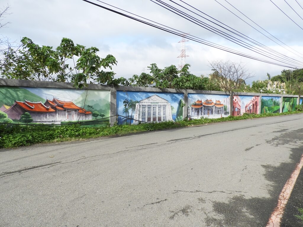 三峽行修宮（行天宮三峽分宮）的圖片：白雞停車場外紫微路的圍牆壁畫
