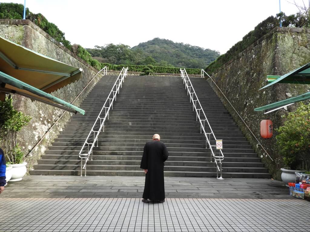 三峽行修宮（行天宮三峽分宮）的圖片：步上白雞行修宮前的長階梯