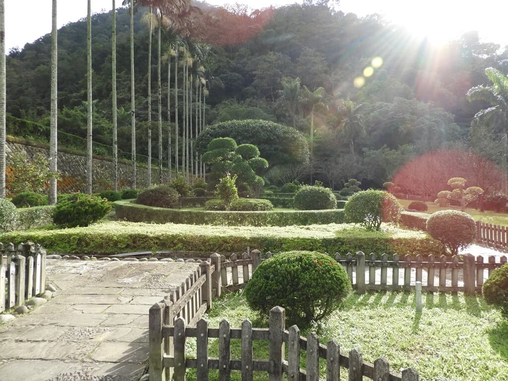 三峽行修宮（行天宮三峽分宮）的圖片：陽光灑在花園