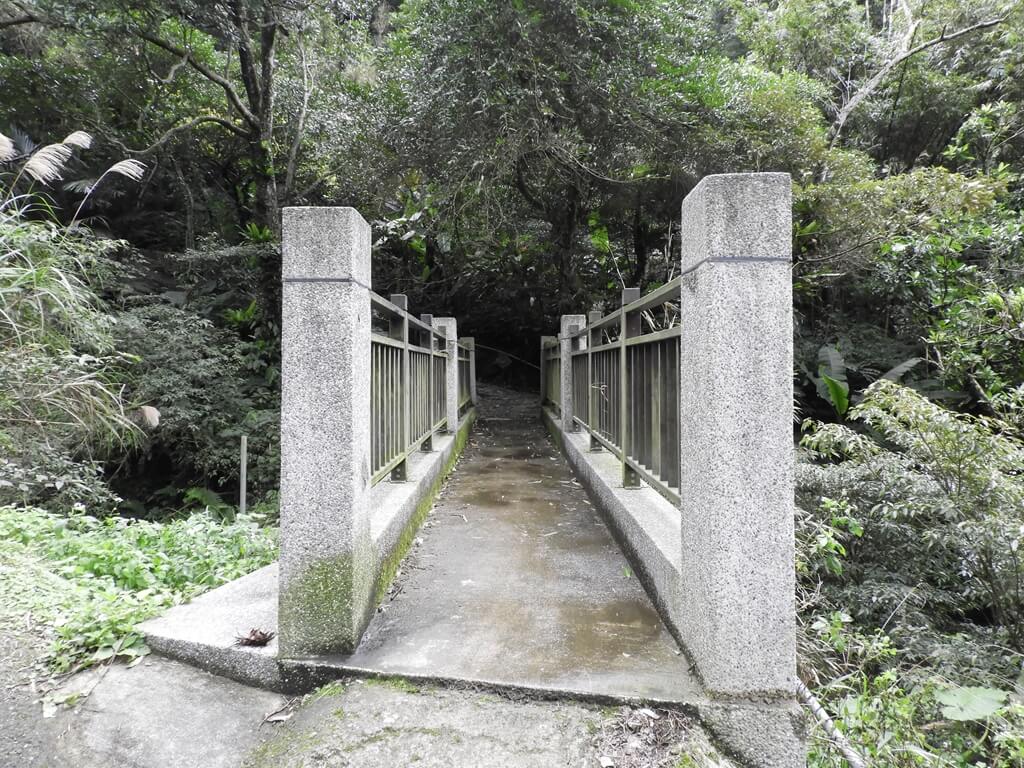 白雞山登山步道的圖片：步道入口的水泥橋（123658219）