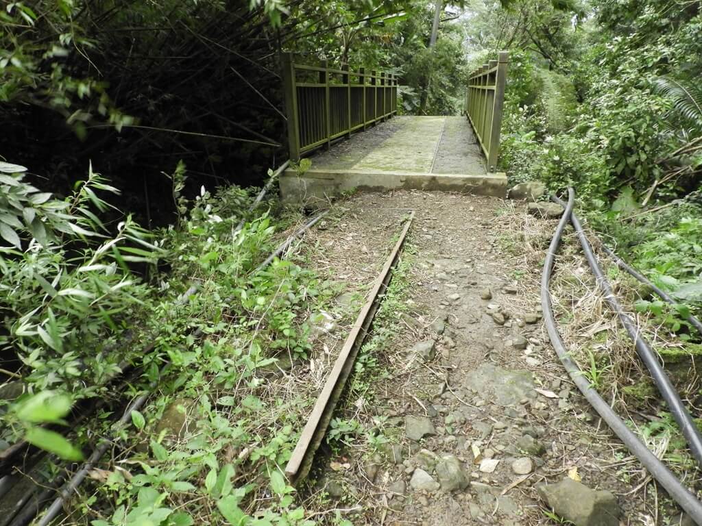 白雞山登山步道的圖片：從橋下延伸出來的鐵軌