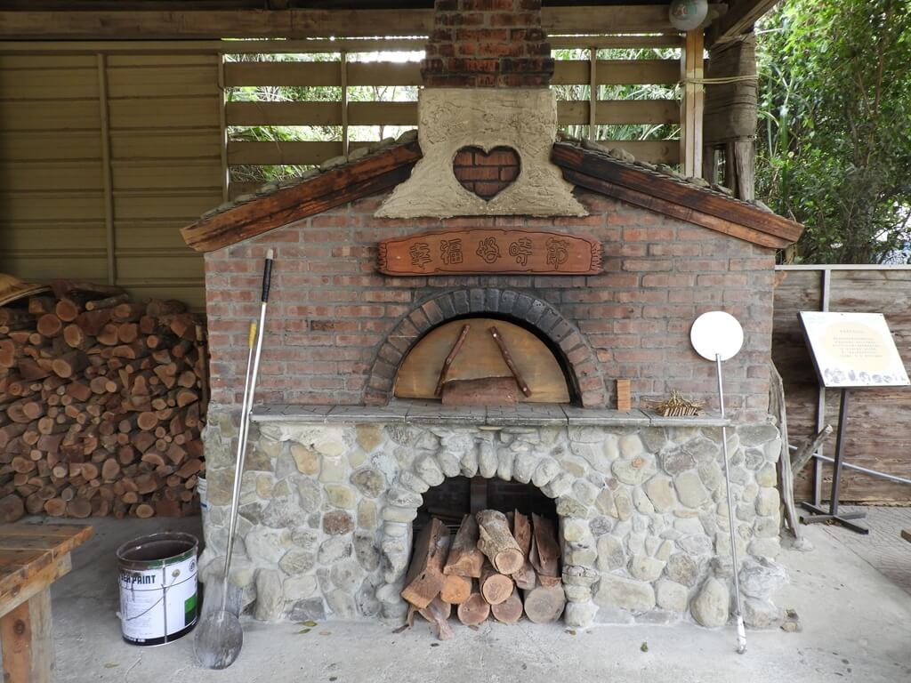 好時節農莊的圖片：窯烤披薩用的窯封起來加熱中，散發出陣陣的燒柴味