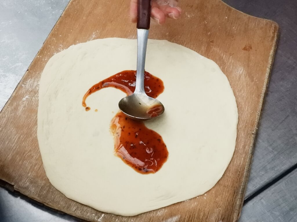 好時節農莊的圖片：壓扁的麵皮抹上特製比薩醬