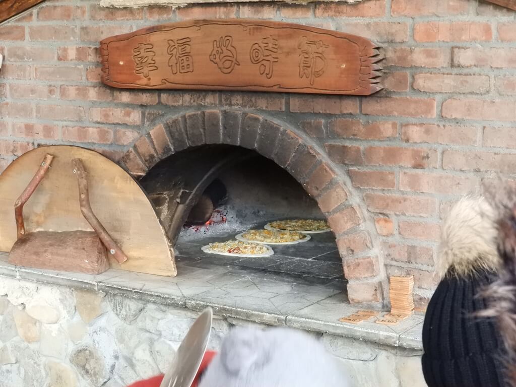 好時節農莊的圖片：窯烤爐內擺放整齊的披薩