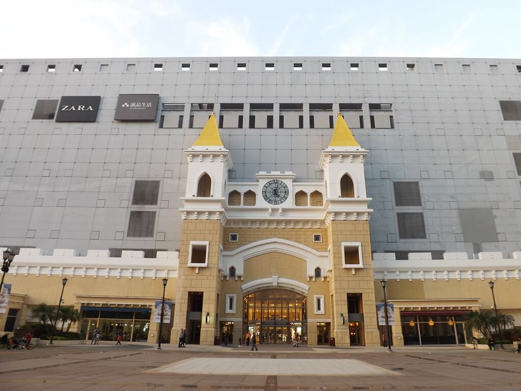 台茂購物中心的圖片：台茂旁廣場的建築外觀