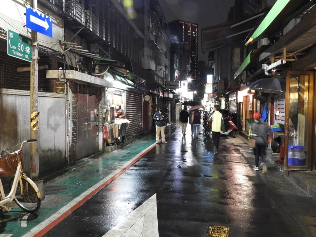 師大夜市的圖片：僅有單側店家的街道