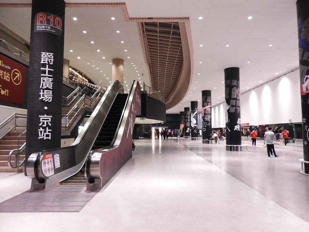 中山地下街（台北市）的圖片：R10 爵士廣場●京站