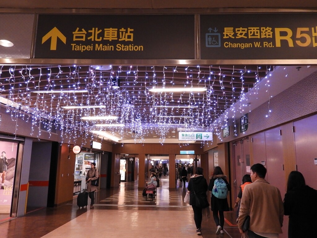 中山地下街（台北市）的圖片：前往台北車站路標