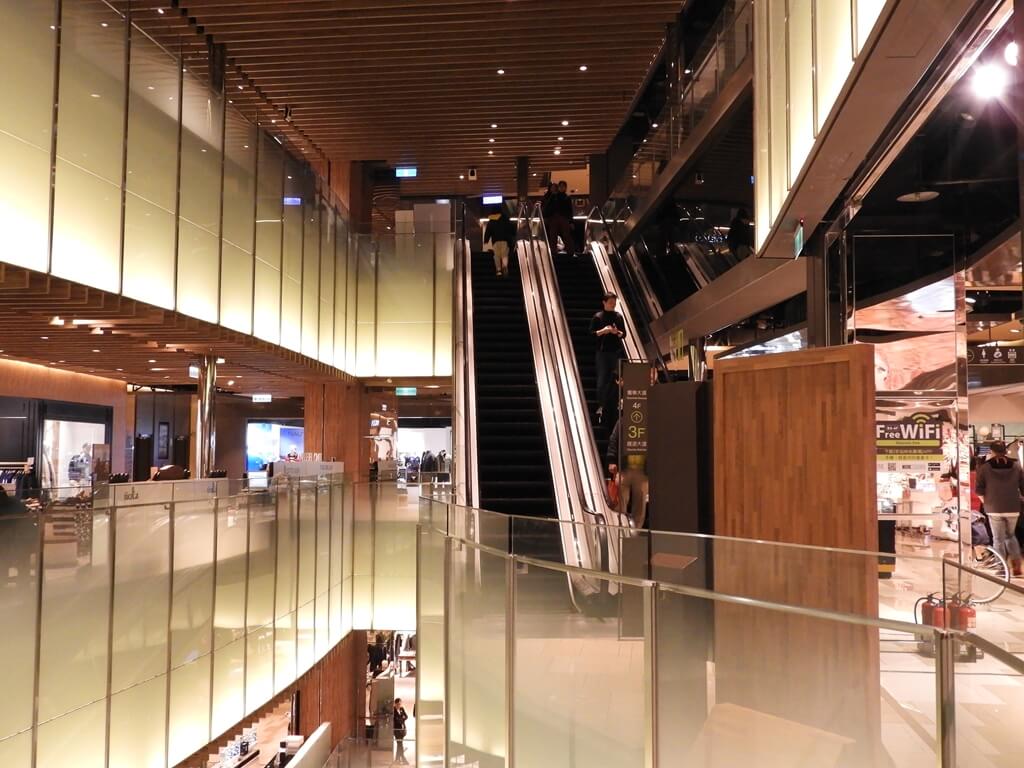 京站時尚廣場 Q Square的圖片：中央的電扶梯