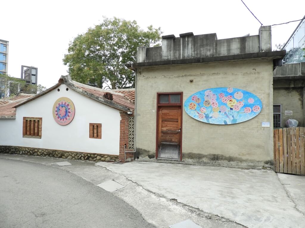 新瓦屋客家文化園區（保存區）的圖片：牆面上的客家風格文創塗鴉