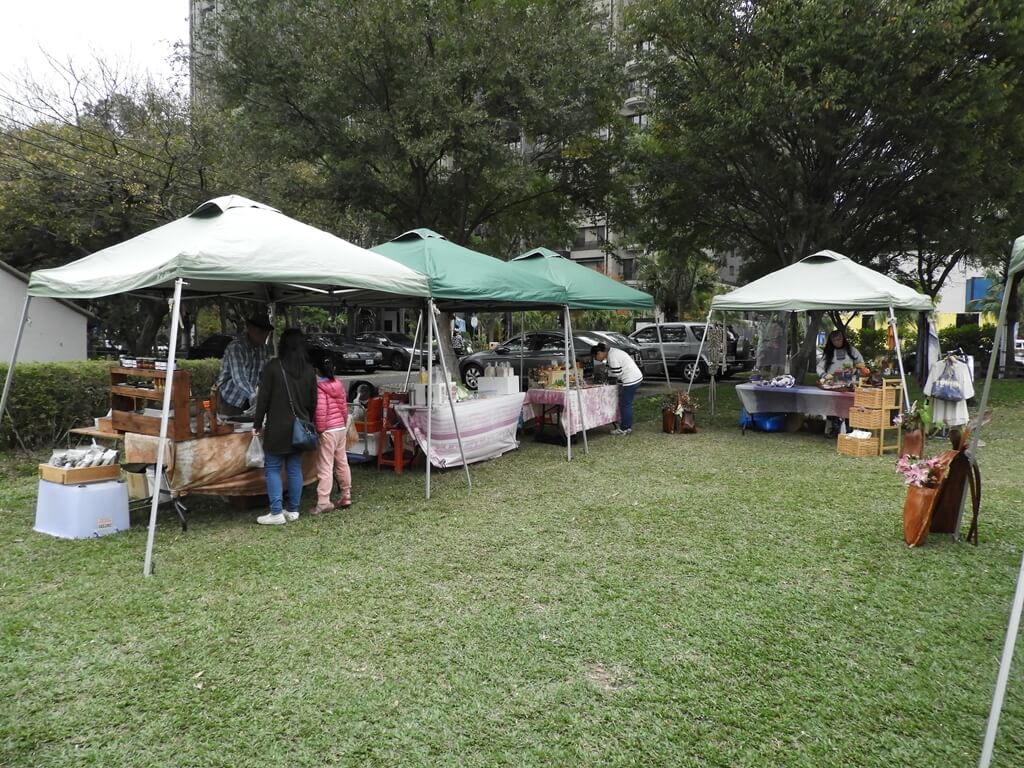 新瓦屋客家文化園區（保存區）的圖片：小小的市集有食物、手工文創