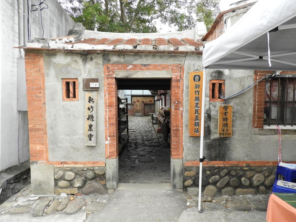 新瓦屋客家文化園區（保存區）的圖片：新竹縣農民直銷站入口