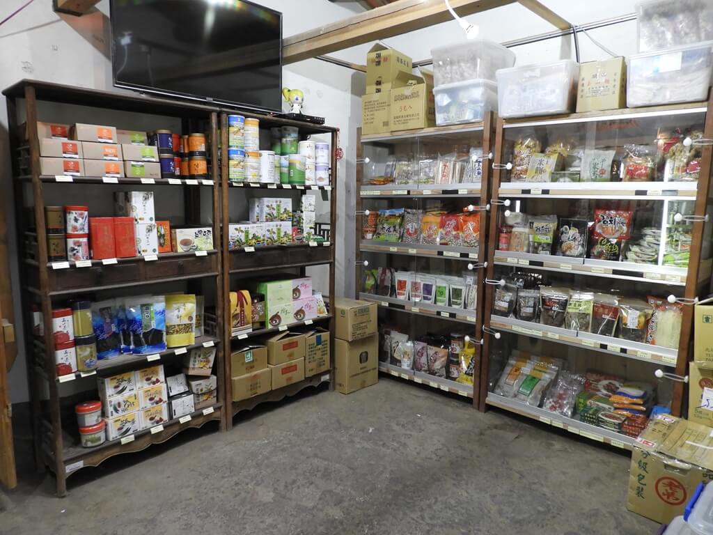 新瓦屋客家文化園區（保存區）的圖片：各式各樣罐裝、包裝好的茶點、農產品