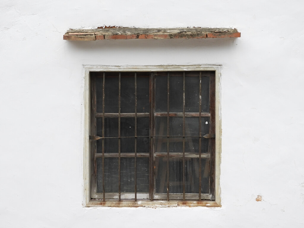 新瓦屋客家文化園區（保存區）的圖片：老舊的鐵窗