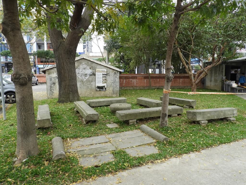 新瓦屋客家文化園區（保存區）的圖片：老樹與樹下的石椅