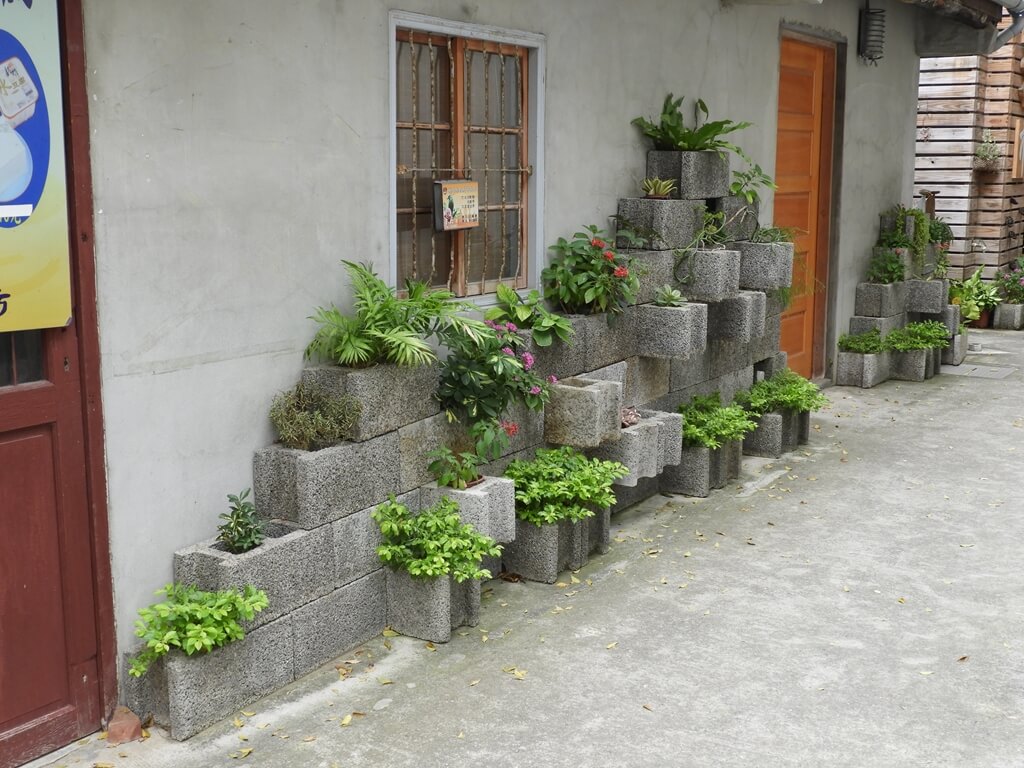 新瓦屋客家文化園區（保存區）的圖片：豆花店旁的石磚盆栽